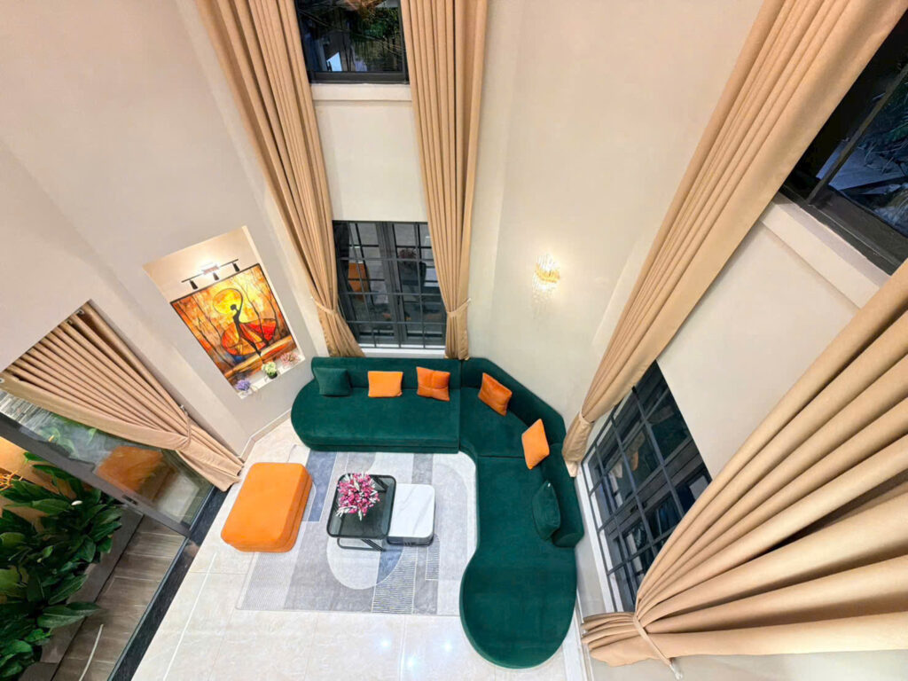 Nội thất phòng khách như sofa, bàn trà, kệ tivi và các thiết bị liên quan